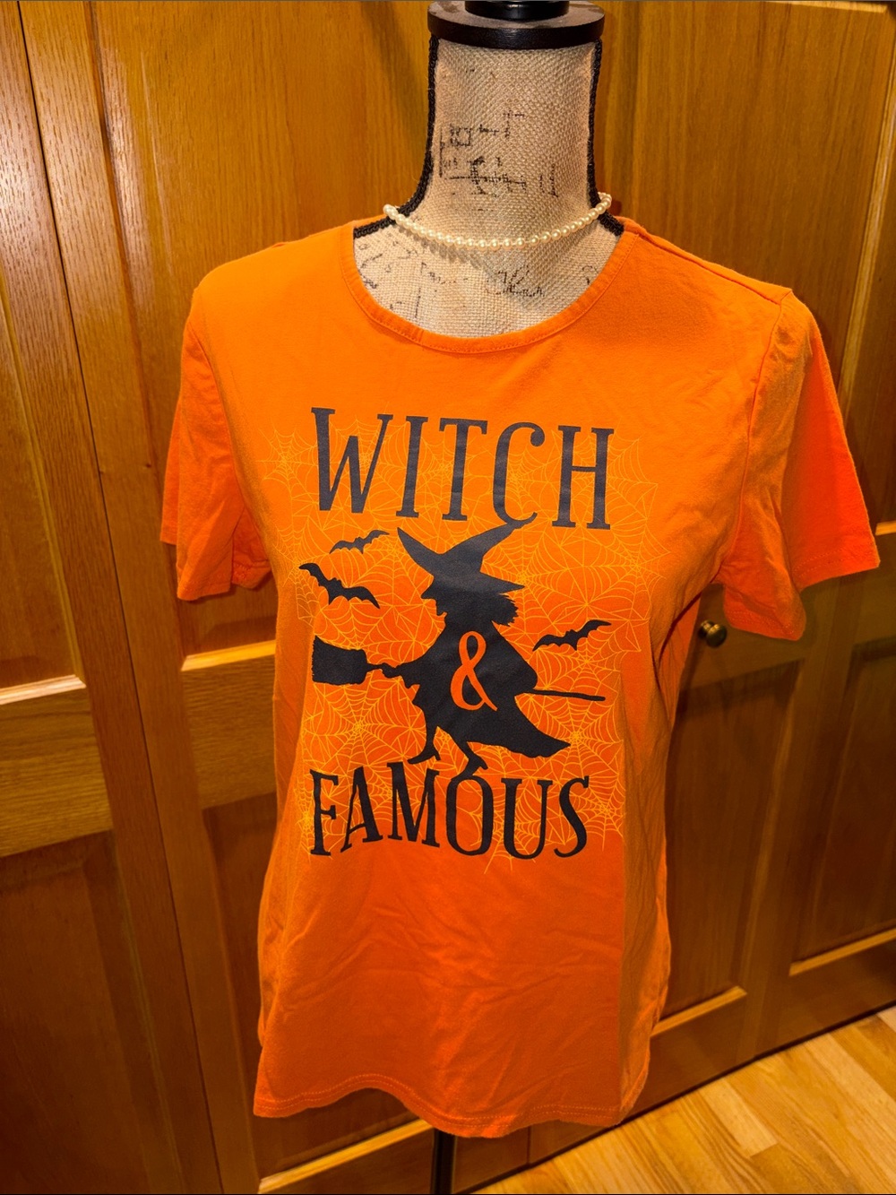 🎃 WITCH & FAMOUS sz large spooky Halloween tshirt witch bats holidays